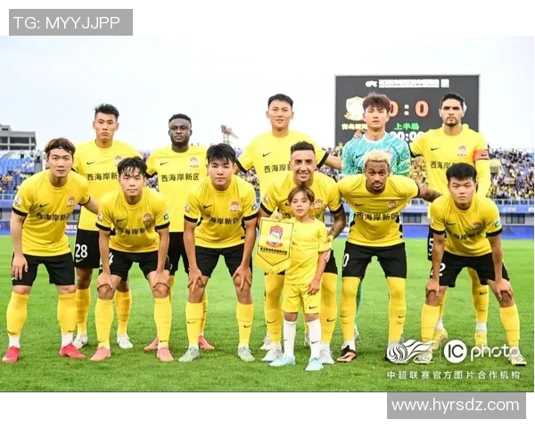 足球明星与粉丝的亲密合照瞬间记录他们的辉煌时刻与热爱之情